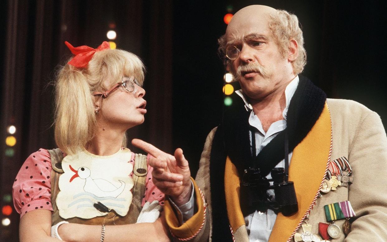 In den 70-ern sorgte Wichart von Roëll in "Klimbim" an der Seite von Ingrid Steeger für Chaos. Nun ist der Schauspieler verstorben. (Bild: WDR / Harald Kratzer)