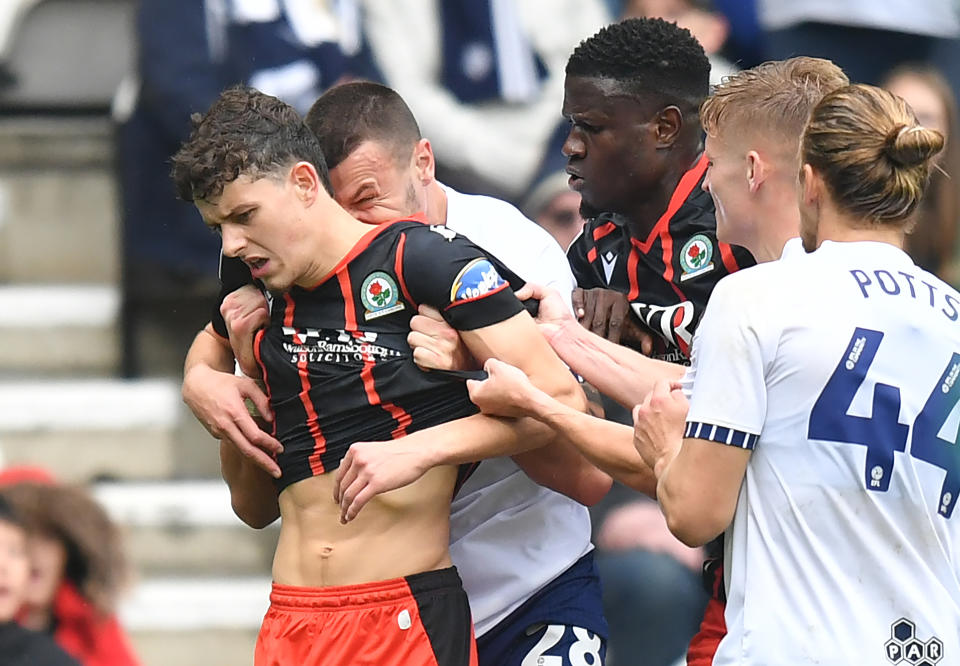 Owen Beck, del Blackburn Rovers, parece haber sido mordido en el cuello por Milutin Osmajic, del Preston North End, durante un partido. (Dave Howarth - CameraSport vía Getty Images)