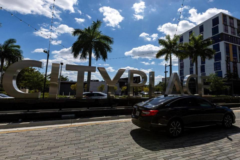 La entrada a CityPlace Doral el sábado 6 de abril de 2024. Un hombre armado fue abatido a tiros y otras ocho personas resultaron heridas –incluido un agente de la Policía de Doral formado en el Ejército que se hizo un torniquete en la parte superior del muslo– en un tiroteo que involucró a la policía en un club nocturno de Doral.