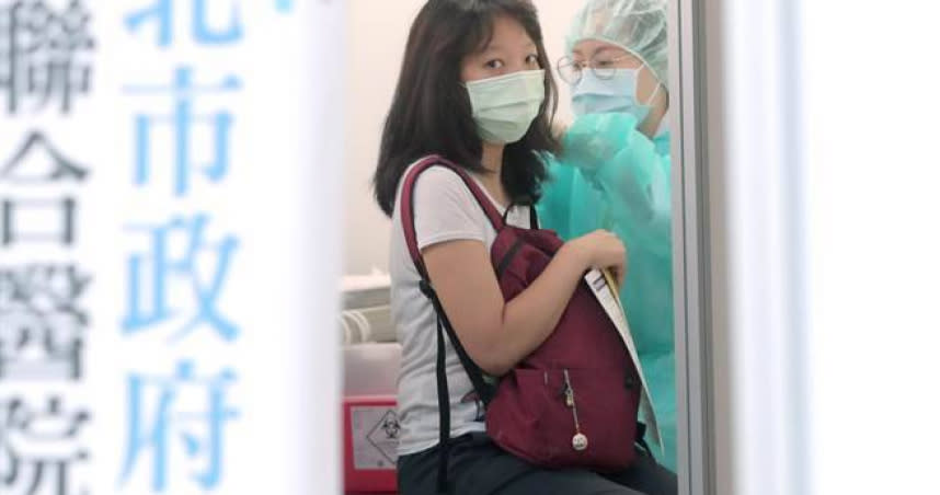 第14期疫苗即將開打，除中央預約系統外，台北市政府10日宣布，推出23家醫院預約門診掛號，讓忘記意願登記的民眾預約，同時也推出15個接種點「隨到隨打」。（圖／報系資料照）