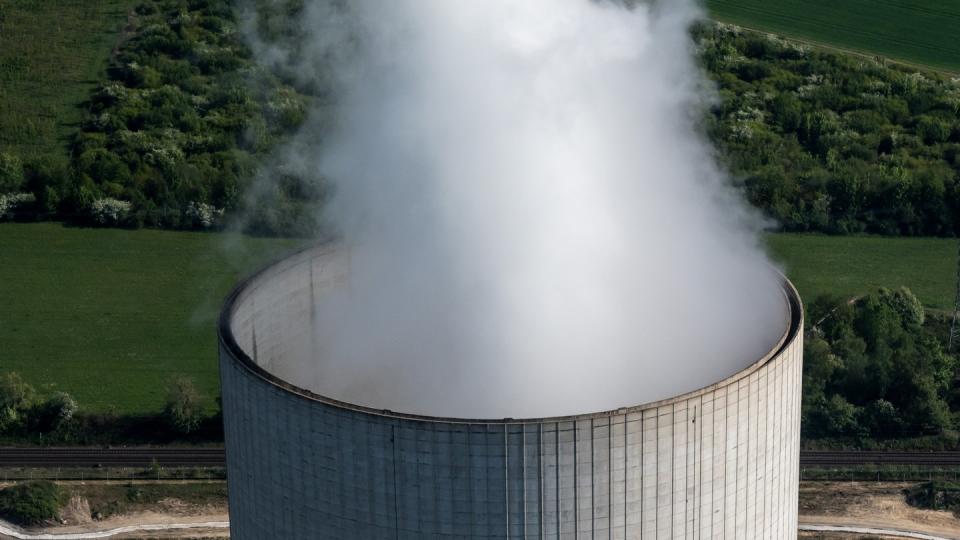 Dampf steigt aus dem Kühlturm des Kohlekraftwerks Datteln 4.