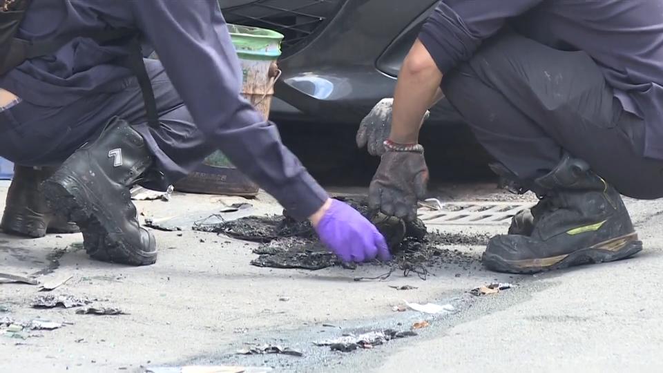 檢警帶著目擊民眾跟屋主大兒子重回現場釐清起火原因。（圖／東森新聞）