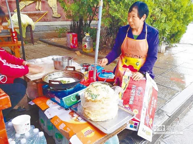 大媽在景區賣煎餅，黃金周每日進帳8千元人民幣。（取自新浪網）