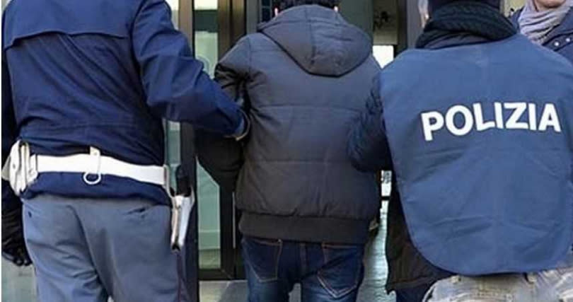 胡安在法國轉機時，一落地就遭當地警方出示歐盟逮捕令帶走。（圖／翻攝自義媒padovaoggi）