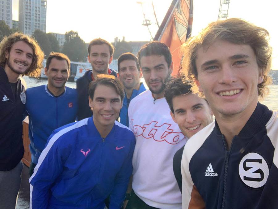 Die ATP Finals im Tennis starten am Wochenende. Vor dem Turnier in London versammeln sich die Stars für ein Bild. Der Fotograf: Alexander Zverev!