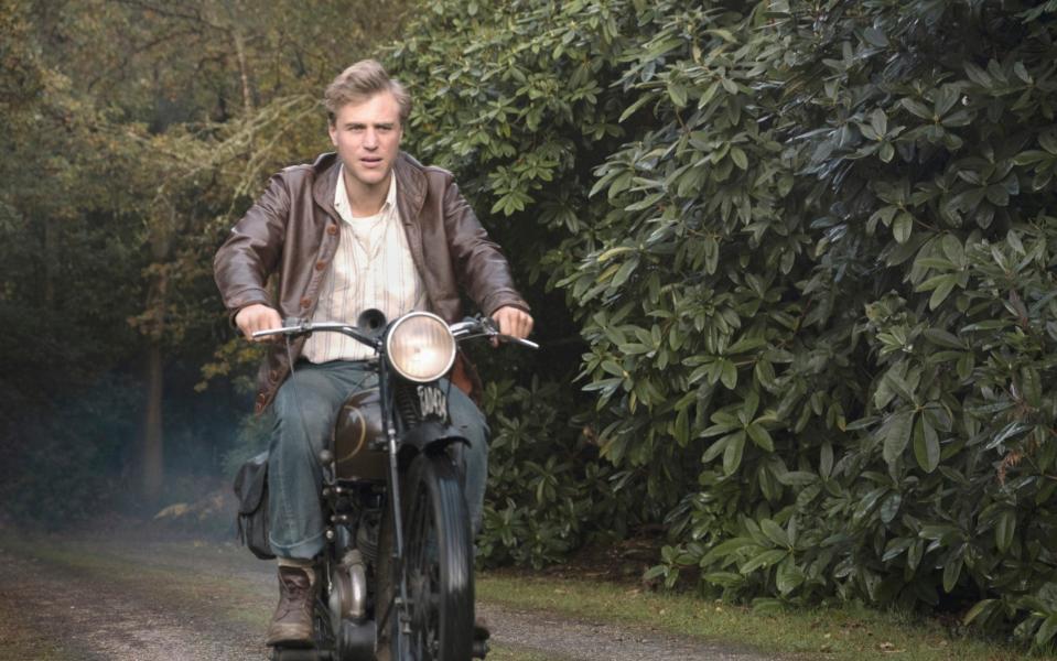 Johnny Flynn puts in a 'roguishly handsome' turn - Netflix