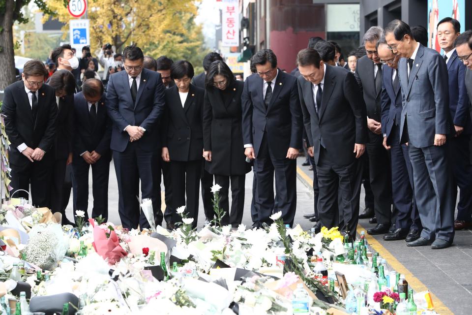 South Korean President Yoon Suk-yeol and cabinet members pay tribute to the victims of the Halloween celebration stampede, on the street near the scene on November 01, 2022 in Seoul, South Korea. One hundred and fifty-one people have been reported killed and at least 150 others were injured in a deadly stampede on October 29 in Seoul's Itaewon district, after huge crowds of people gathered for Halloween parties, according to fire authorities.