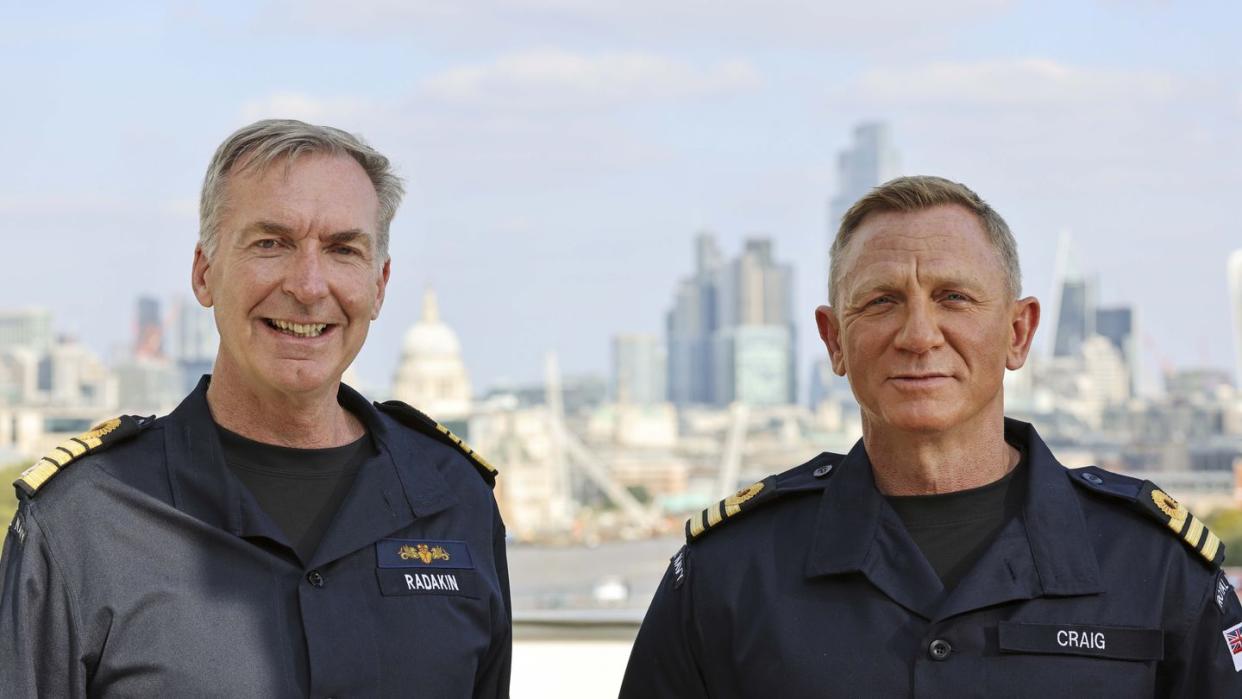 Marinechef Sir Tony Radakin hat Daniel Craig (r) zum Ehren-Commander ernannt.