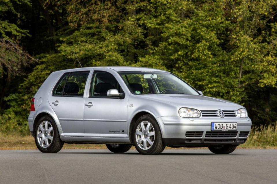 第五代 Golf 於 2003 年上市後，憑藉卓越的舒適性和動態表現，領先眾多中高級距對手車款，也初次推出可選配的後座側面安全氣囊。(圖片提供：VW)