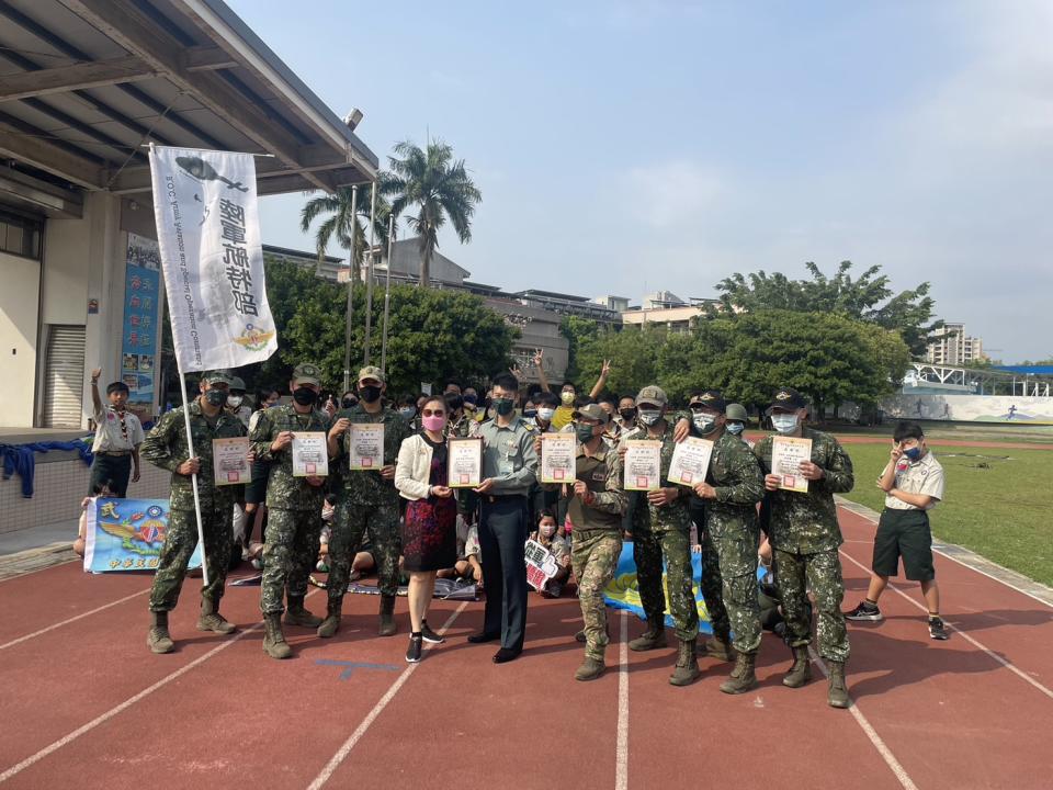 陸軍特戰指揮部辦理「全民國防走入校園活動」。(圖/中市北新國中提供)