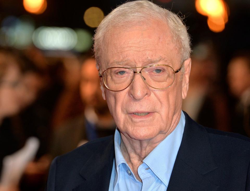 Michael Caine hat es gar nicht erst versucht. Eigentlich wollte er als "Michael Scott" Karriere machen - doch der Name war schon vergeben. Als sein Agent ihn darüber informierte, stand der aufstrebende Darsteller gerade in einer Telefonzelle am Londoner Leicester Square, wo ihm ein Plakat ins Auge fiel. Es bewarb den neuesten Film seines großen Vorbilds Humphrey Bogart - "Die Caine war ihr Schicksal". (Bild: Anthony Harvey/Getty Images)