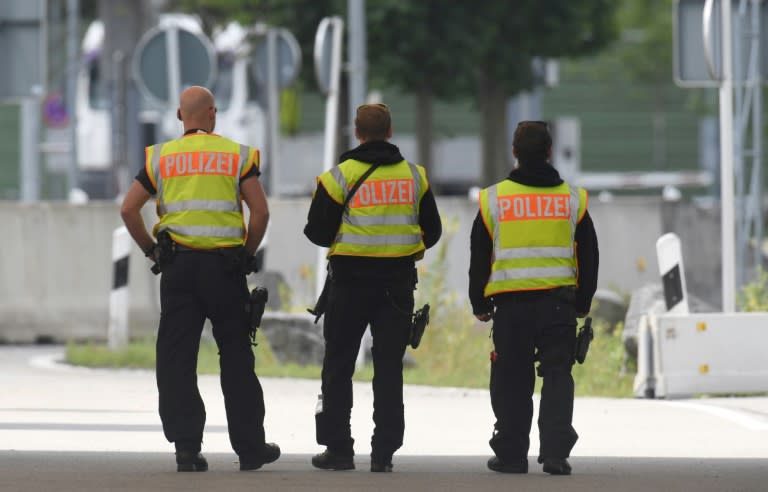 Einsatzkräfte der Bundespolizei sind in Hamburg zu einer Razzia gegen eine mutmaßlich europaweit aktive Schleuserbande ausgerückt. Dabei wurden laut Ermittlern fünf Durchsuchungsbeschlüsse vollstreckt und zwei Verdächtige festgenommen. (Christof STACHE)