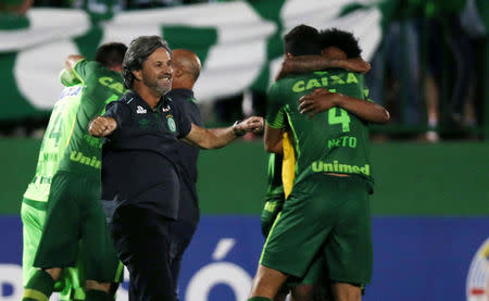 Foto de archivo: El entrenador de Chapecoense, Caio Junior, celebra con sus jugadores después de su partido contra San Lorenzo en las semifinales de la Copa Sudamericana disputado en el Estadio Arena Conda, en Chapecó, Brasil, 23 de noviembre del 2016. Un avión con 81 personas a bordo, incluyendo los jugadores del club de fútbol brasileño Chapeconense, se estrelló en una zona montañosa del noroeste de Colombia desde donde socorristas comenzaron a trabajar en el rescate de sobrevivientes, informó el martes la Aeronáutica Civil. REUTERS/Paulo Whitaker