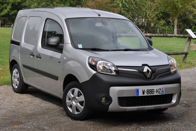 El utilitario Renault Kangoo fue el prinmer vehículo 100% eléctrico que llegó a la Argentina; un par de empresas lo utilizan algunas unidades a diario