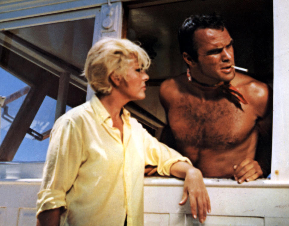 Escena de la película "Shark" de 1969, donde Silvia Pinal compartió créditos con Burt Reynolds. (Getty Images)