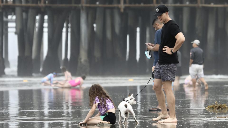 Menschen kühlen sich am Santa Monica Beach (Kalifornien) ab. Der Westen der USA brütet unter einer anhaltenden Hitzewelle.