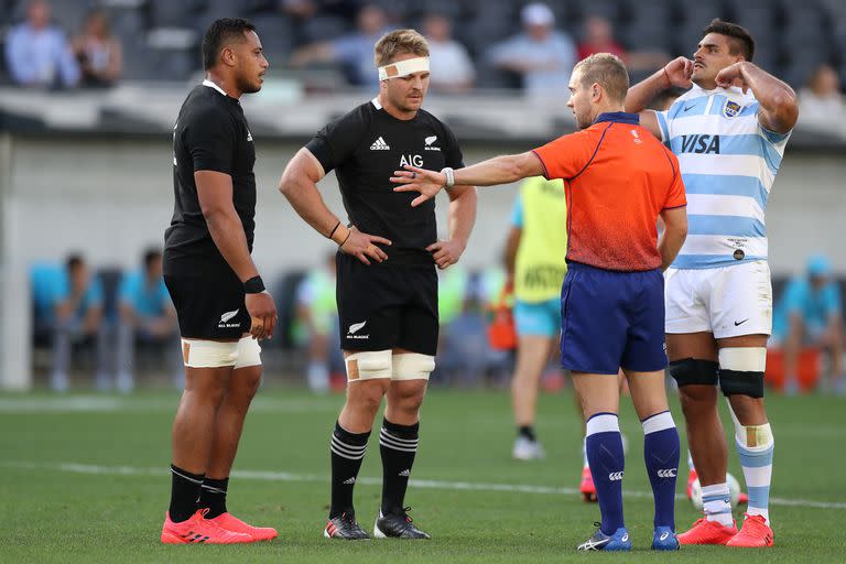 Angus Gardner pone paños fríos ante algunas fricciones durante el encuentro que finalmente los Pumas le ganarían a los All Blacks, en 2020