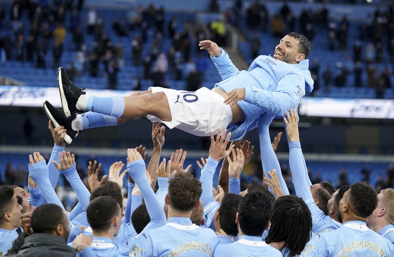 Kun Agüero, celebrado por sus compañeros de Manchester City en el festejo de la última de las cinco Premier League conquistas por el argentino al cabo de una década como citizen.
