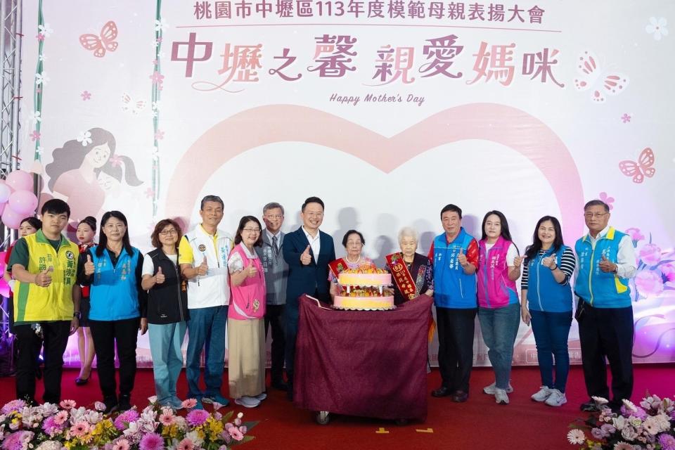 蘇副市長與101歲的胡李鳳蘭女士及97歲的徐何錢妹女士共同切下蛋糕祝賀。圖：桃園市中壢區公所提供