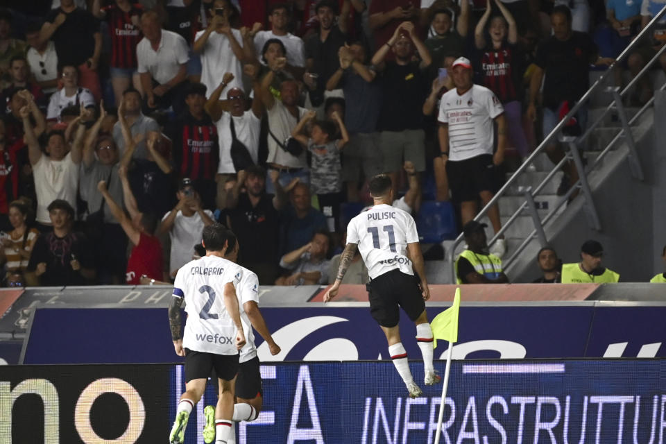 Christian Pulisic (derecha) celebra tras anotar un gol para el AC Milan en el partido contra Bologna en la Serie A italiana, el lunes 21 de agosto de 2023. (Massimo Paolone/LaPresse vía AP)