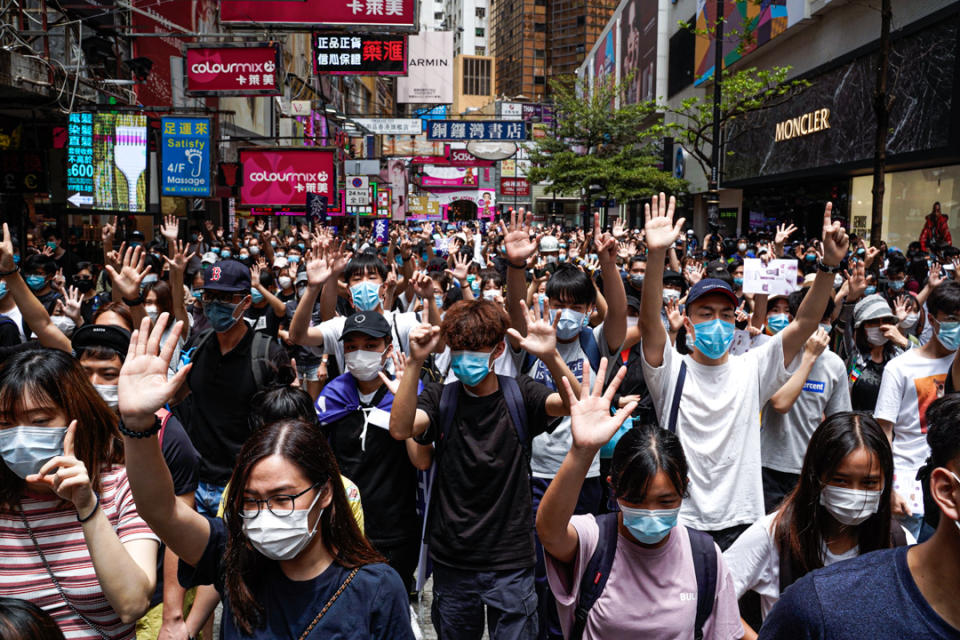 2020年5月24日，市民在香港島一帶發起反對國安法及國歌法遊行，遊行人士舉起「五大訴求，缺一不可」的手勢。