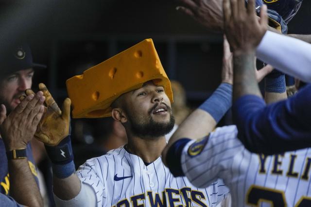 Pinch-hit HR by Tellez gives Brewers 4-2 win over Pirates