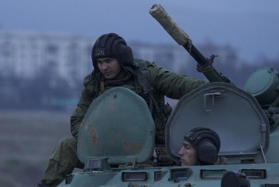 Imagen de soldados en un tanque ruso cerca del pueblo de Bakhcisarai, Ucrania, el viernes 28 de febrero del 2014. Un convoy de vehículos rusos se estacionó a la vera del camino cerca de ese pueblo, al parecer porque uno de ellos expermentó problemas mecánicos.(AP Foto/Ivan Sekretarev)