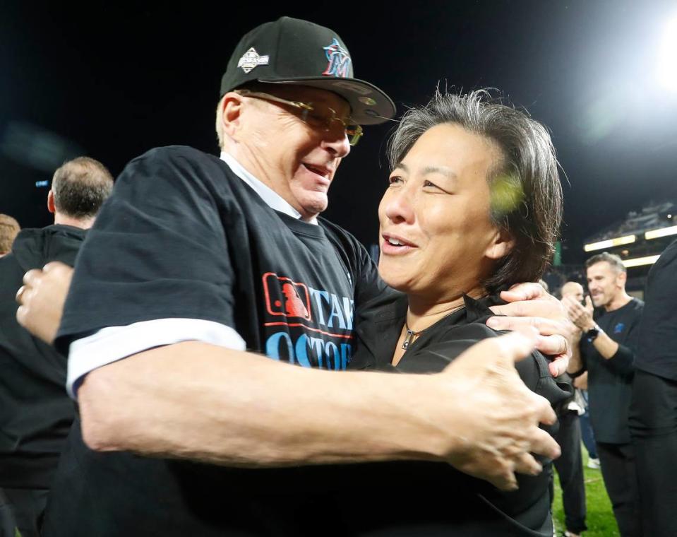 El propietario de los Marlins Bruce Sherman festeja con la gerente general Kim Ng tras el avance del equipo a la postemporada, el 30 de septiembre de 2023 en Pittsburgh. Charles LeClaire-USA TODAY Sports