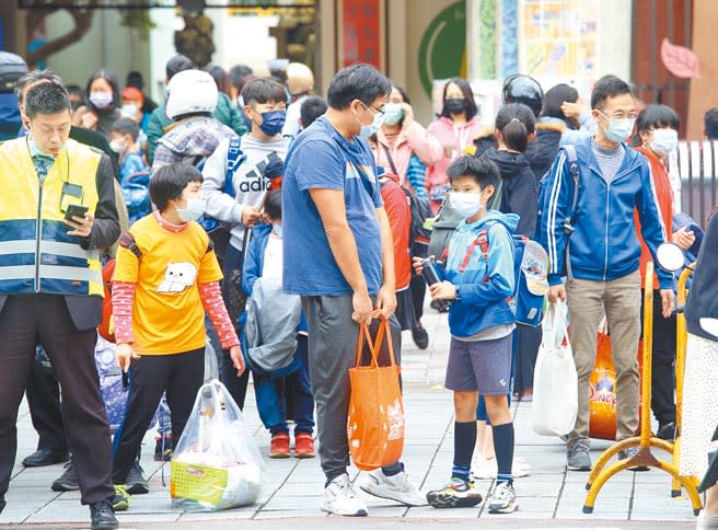 本土確診個案創新高，全台20日已有至少650校受影響停課，北市某國小中午宣布停課5天，家長趕緊到校接小孩返家。（張鎧乙攝）