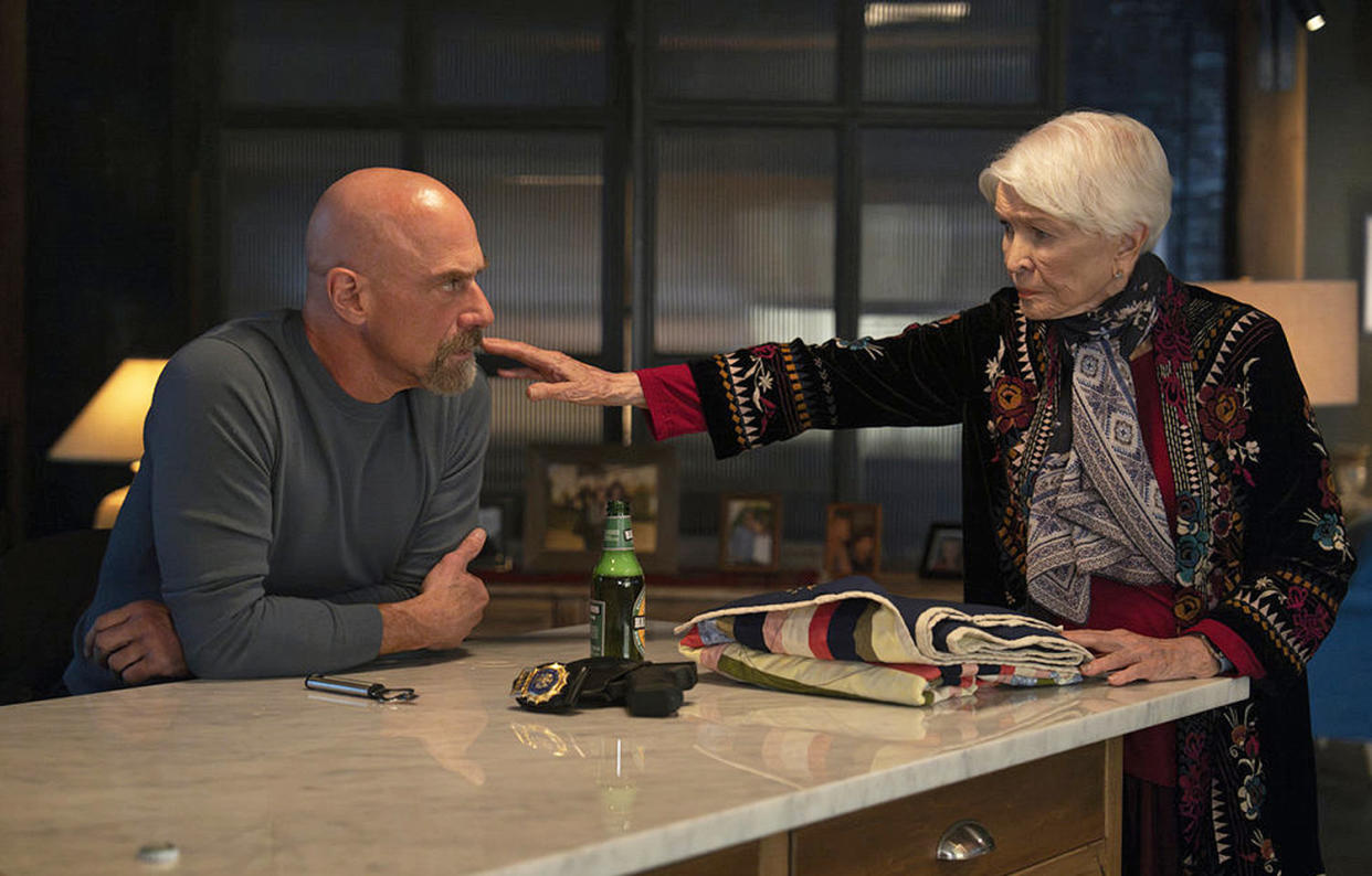 Christopher Meloni as Det. Elliot Stabler and Ellen Burstyn as Bernadette Stabler in season 4 of 