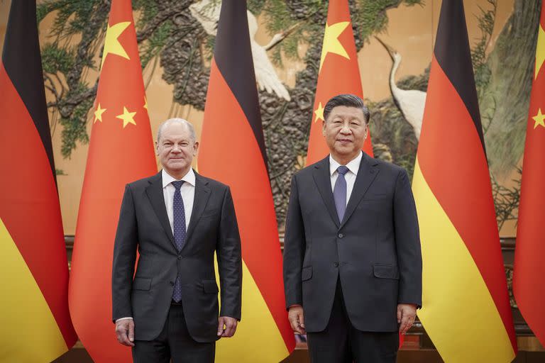 El canciller alemán Olaf Scholz posa para una foto con el presidente chino Xi Jinping en el Gran Salón del Pueblo en Pekín, China, el viernes 4 de noviembre de 2022.