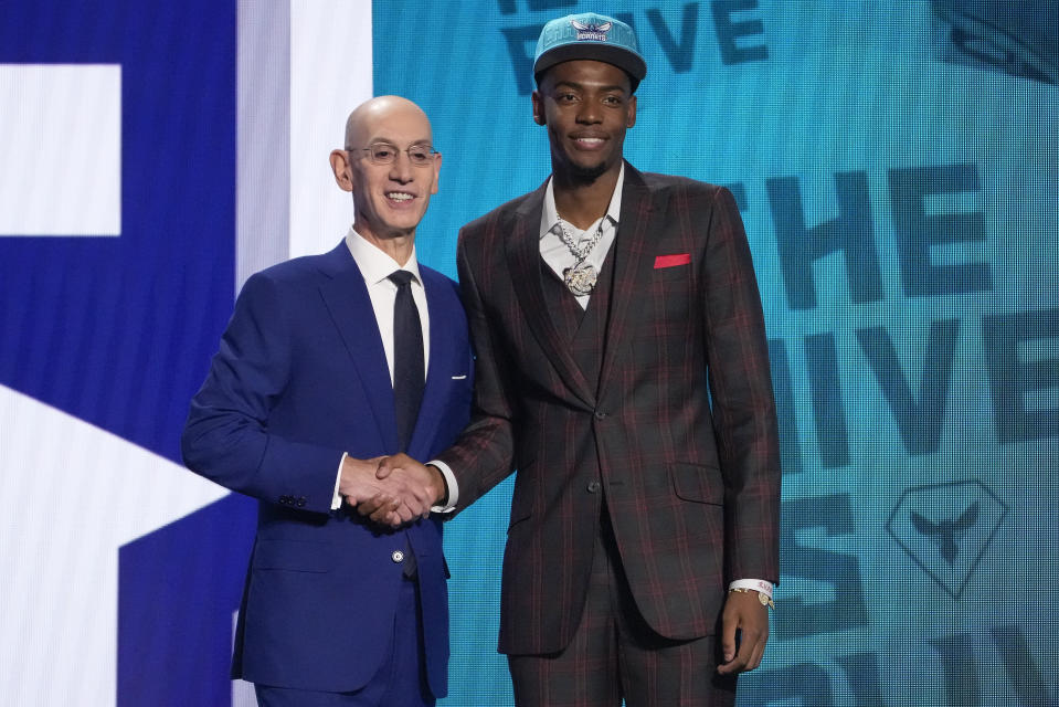 Brandon Miller, a la derecha, posa con el comisionado de la NBA, Adam Silver, después de que los Hornets de Charlotte, lo contrataran como segundo seleccionado general en el draft de la NBA en Nueva York, el jueves 22 de junio de 2023. (AP Foto/John Minchillo)