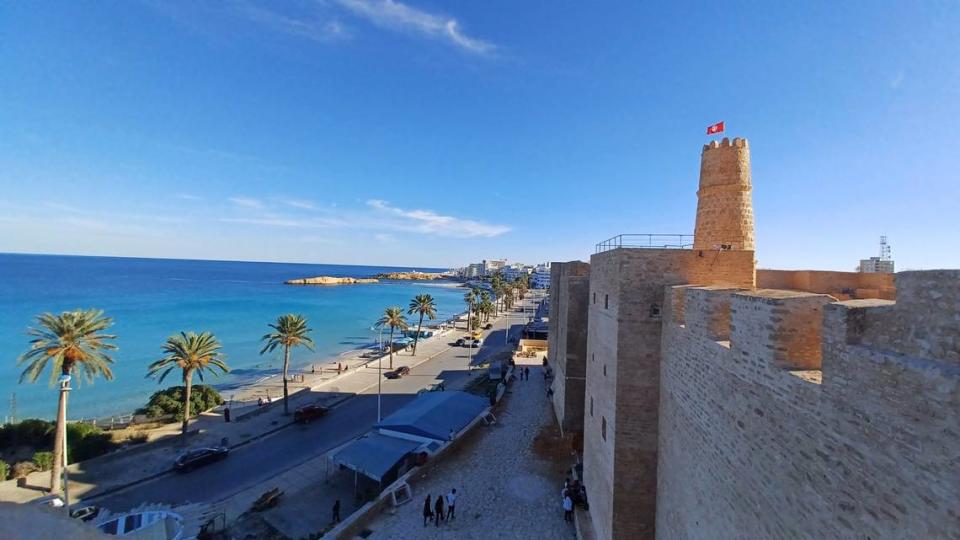 Ribat de Monastir, junto al paseo marítimo.