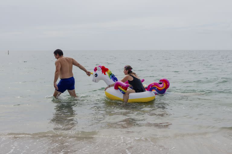 Pese a las altas temperaturas, los veraneantes se animaron a ir a la playa en Key Biscayne