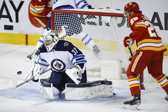 Flames top Jets, tie franchise mark with 10-game win streak