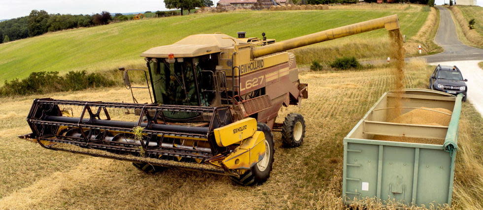 Un agriculteur conduisant une moissonneuse-batteuse à Marambat, en France, 10 Juillet 2020.
