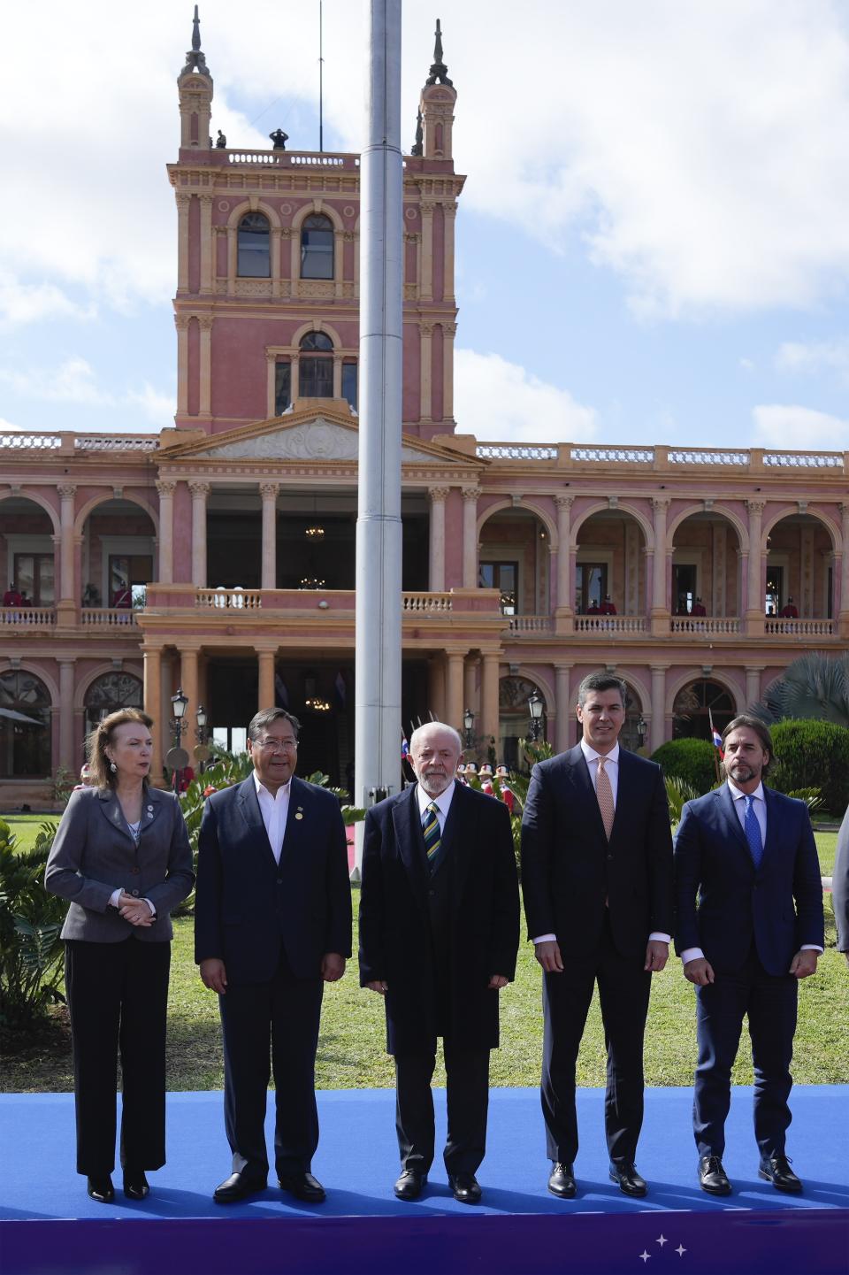 Representantes en el Mercosur posan para una foto frente al palacio presidencial tras la 64a cumbre del Mercosur, en Asunción, Paraguay, el lunes 8 de julio de 2024. Desde la izquierda, aparecen la canciller de Argentina, Diana Mondino; el presidente de Bolivia, Luis Arce; el presidente de Brasil, Luiz Inácio Lula da Silva; el presidente de Paraguay, Santiago Peña; y el presidente de Uruguay, Luis Lacalle Pou. (AP Foto/Jorge Sáenz)