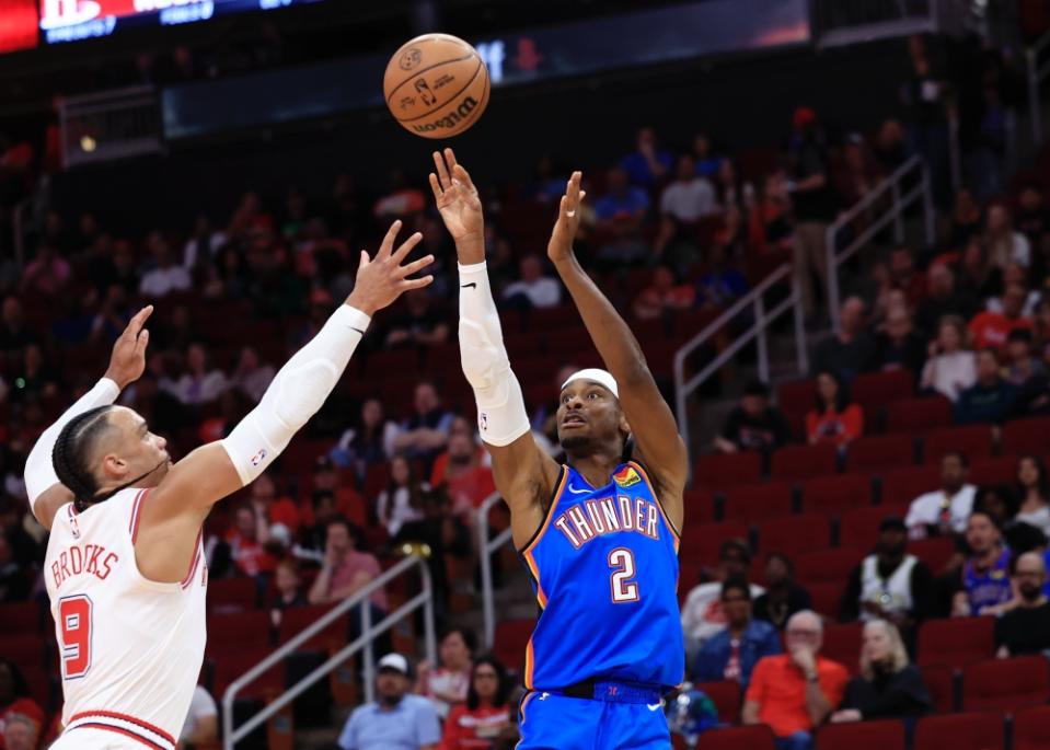 Alexander (right) has a big breakout this season and will surely challenge all teams on the defensive end (Photo: Getty Images)