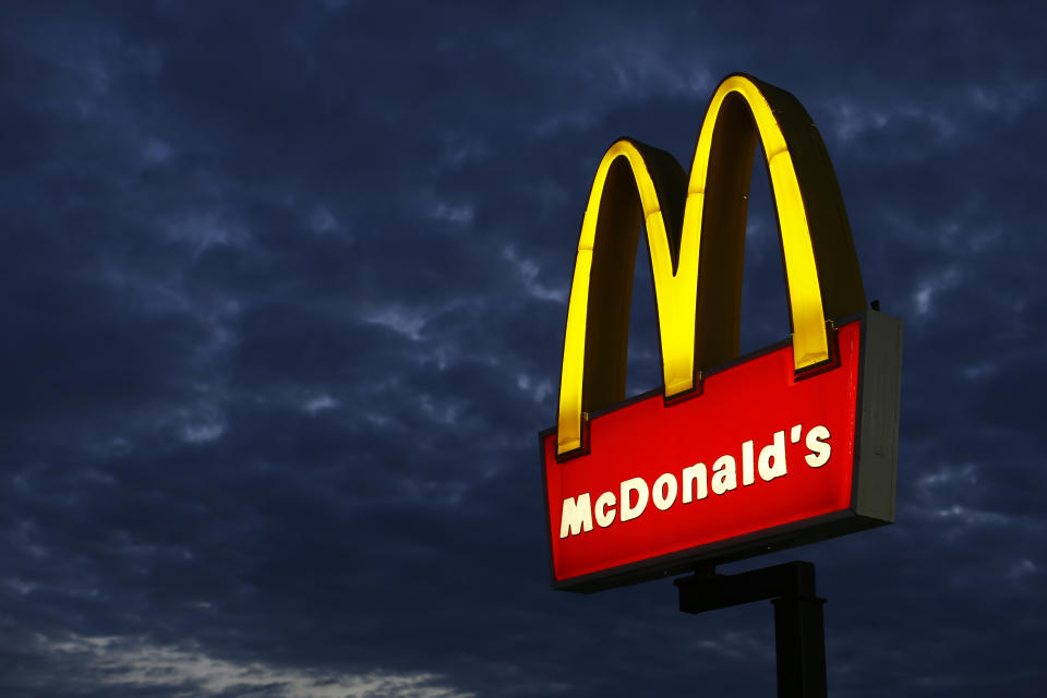 ein leuchtendes McDonald's Schild mit gelbem M und roten 