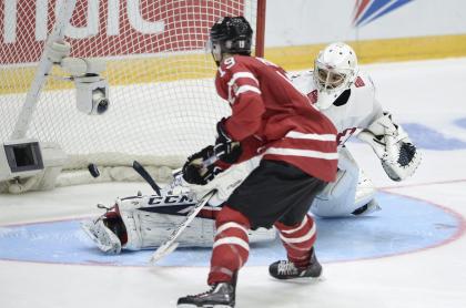 Canada&#39;s Brayden Point scores the first goal of the penalty shootout at the goal of Swiss goalie Joren von Pottelberghe during the 2016 IIHF World Junior U20 Ice Hockey Championships tournament match Switzerland vs Canada in Helsinki, Finland December 29, 2015.  REUTERS/Heikki Saukkomaa/Lehtikuva  ATTENTION EDITORS - THIS IMAGE WAS PROVIDED BY A THIRD PARTY. FOR EDITORIAL USE ONLY. NOT FOR SALE FOR MARKETING OR ADVERTISING CAMPAIGNS. THIS PICTURE IS DISTRIBUTED EXACTLY AS RECEIVED BY REUTERS, AS A SERVICE TO CLIENTS. NO THIRD PARTY SALES. NOT FOR USE BY REUTERS THIRD PARTY DISTRIBUTORS. FINLAND OUT. NO COMMERCIAL OR EDITORIAL SALES IN FINLAND.