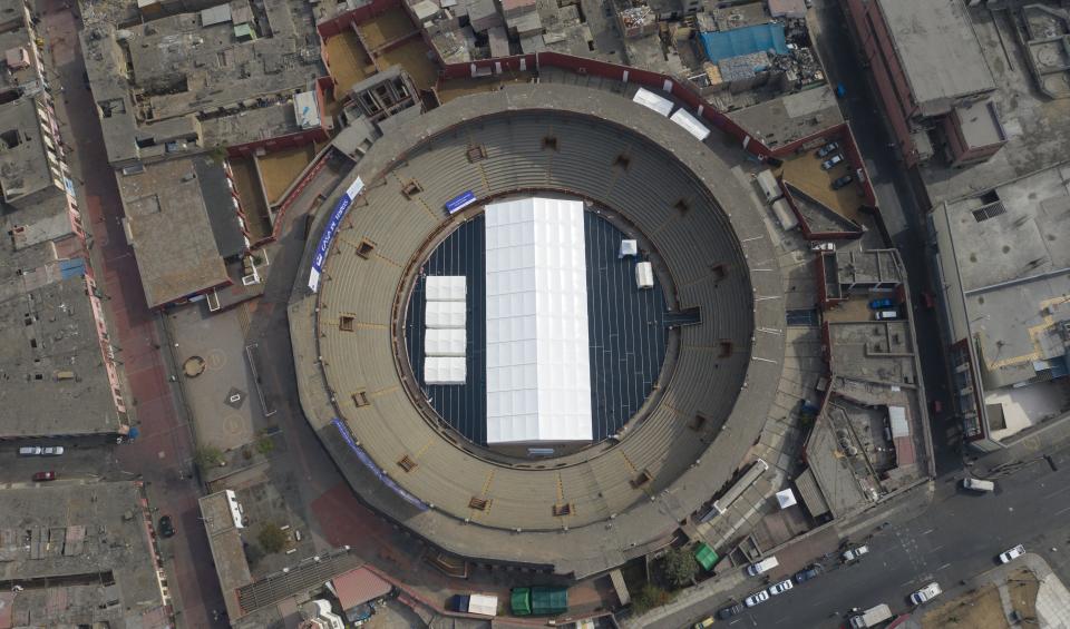 Un techo blanco se observa dentro de la Plaza de Toros de Acho en Lima, Perú, el martes 31 de marzo de 2020. (AP Foto/Rodrigo Abd)