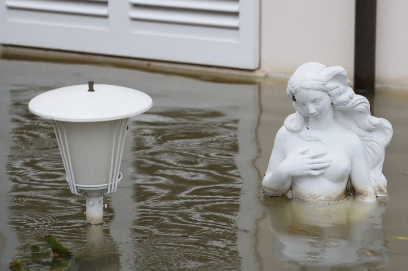 Foto del viernes de una escultura en una calle inundada en Lugo, en la región italiana de Emilia Romaña