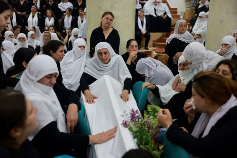 Mujeres drusas en los funerales de una persona que murió tras el disparo de un cohete de Líbano en Majdal Shams, en los Altos del Golán anexionados por Israel, el 28 de julio de 2024 (Menahem Kahana)