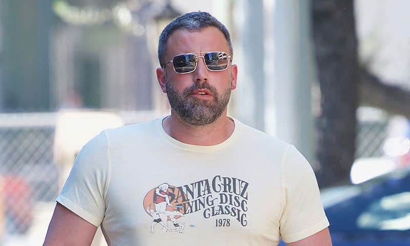 Affleck parece haber compaginado el rehab con entrenamiento con pesas, ya que se ve muy musculoso.