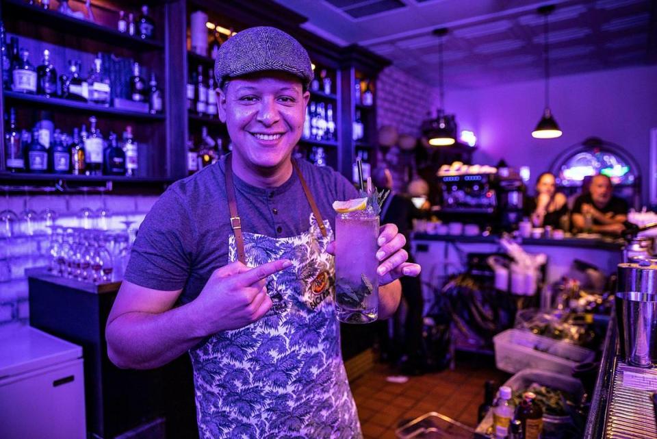 El bartender Carlos Arley García muestra un mojito tradicional que acaba de preparar en Café Mi Vitrola en Miami Lakes, el jueves 03 de febrero de 2023.