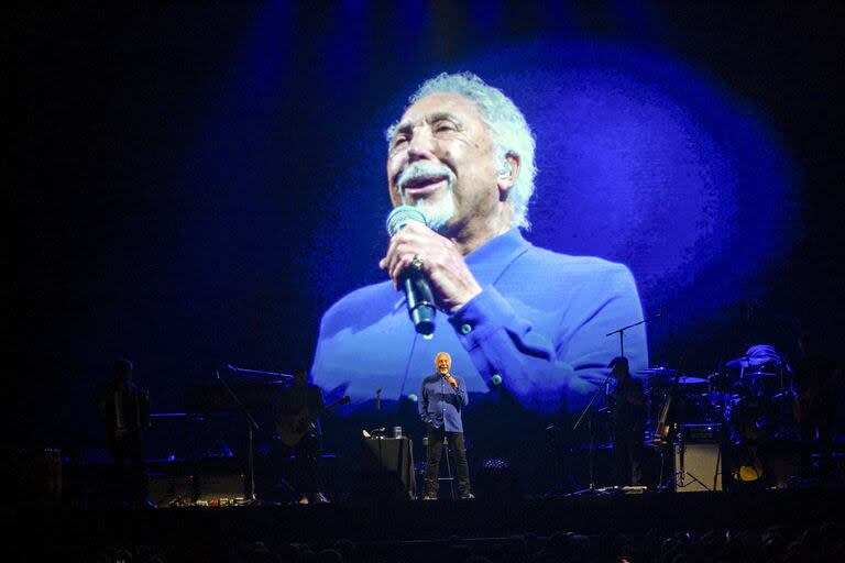 Tom Jones paseó por el blues, el gospel, la música country y el rock and roll en una noche memorable