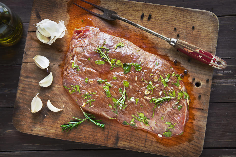 Nicht für alle Fleischarten eignet sich die gleiche Marinade. (Bild: Getty Images)