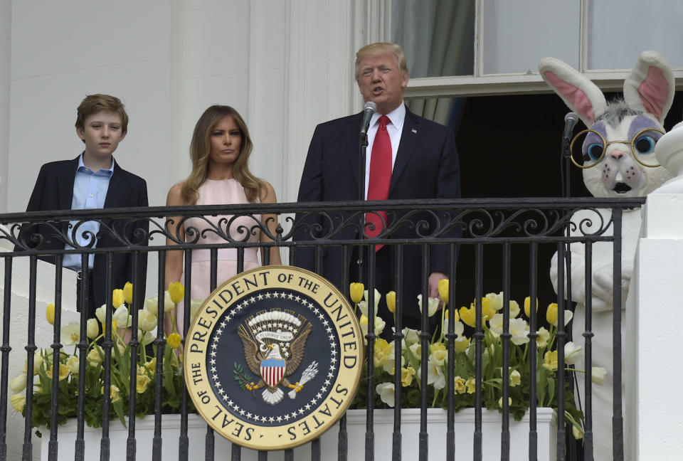 Zu viert: US-Präsident Trump, Gattin Melania, Sohn Barron und der Osterhase. (Bild: AP Photo)