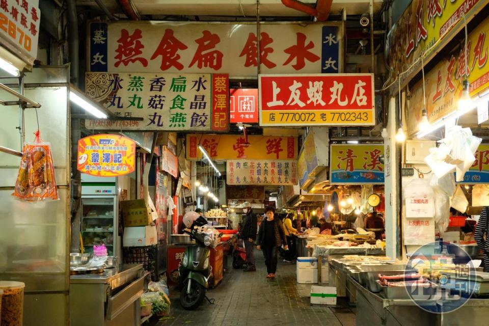 第一市場內有賣蝦丸、水晶餃等熟食，生鮮肉品和蔬果則在市場裡的另一邊。