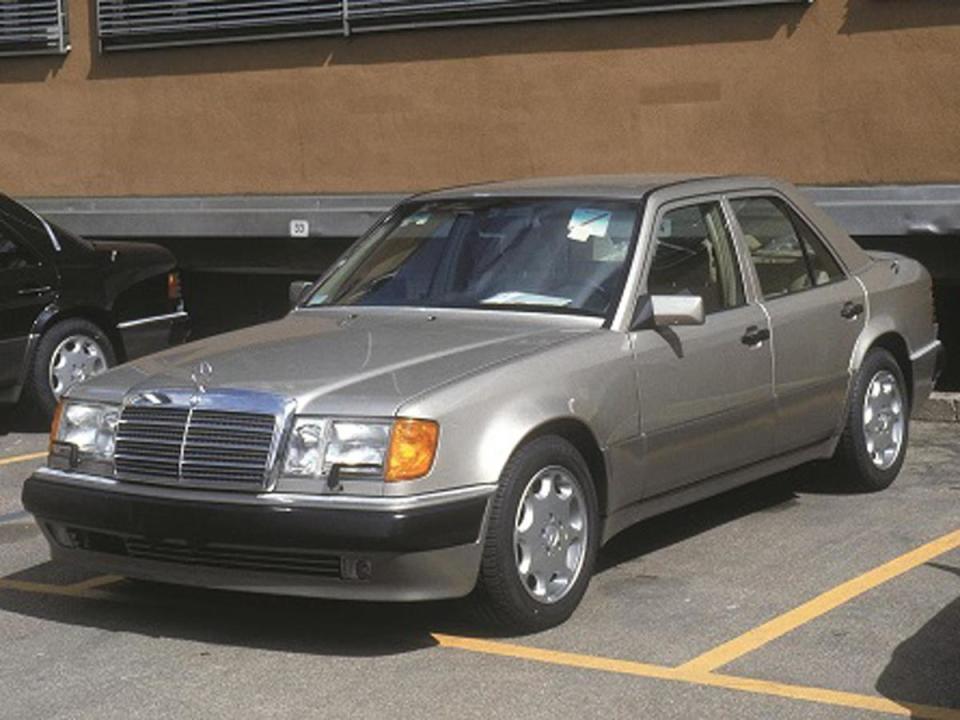 保時捷工程師於1990年替賓士(Mercedes-Benz)打造出Mercedes-Benz 500 E。